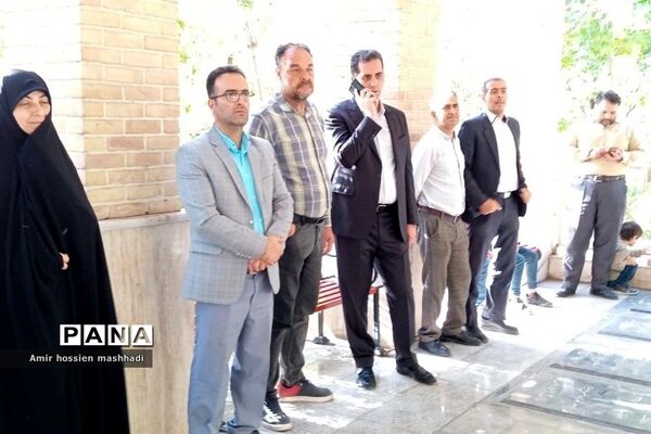 غبارروبی مزار شهدا توسط کارکنان آموزش و پرورش رودهن
