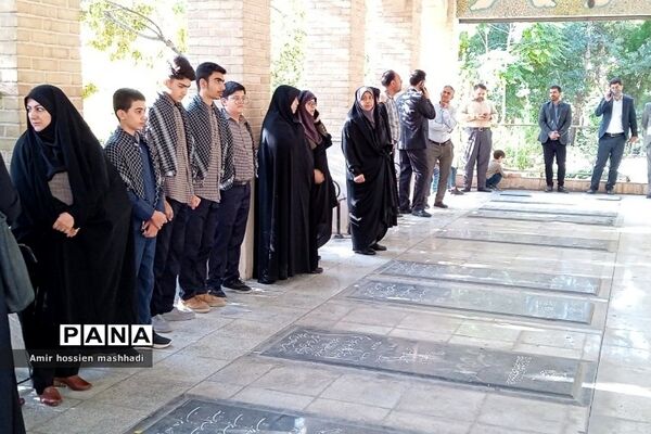 غبارروبی مزار شهدا توسط کارکنان آموزش و پرورش رودهن