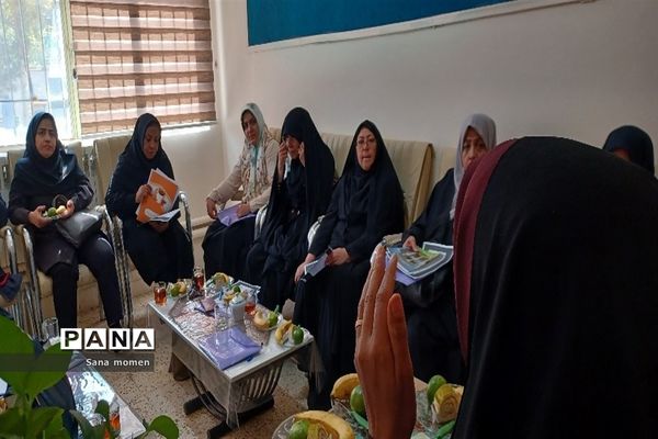 جلسه اختصاصی دبیران وبسته‌بندی کتب درسی در دبستان افشارنژاد ۲