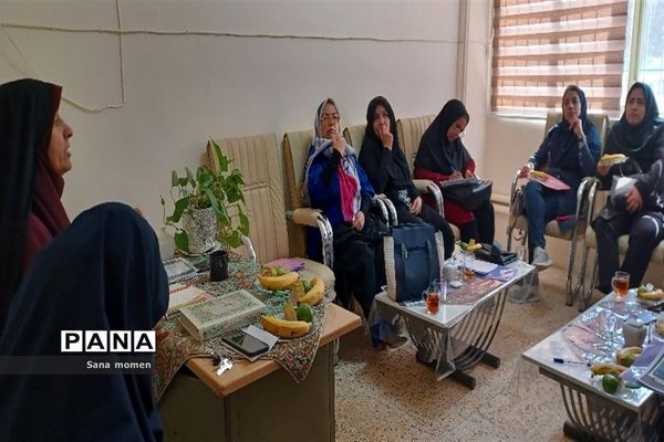 جلسه اختصاصی دبیران وبسته‌بندی کتب درسی در دبستان افشارنژاد ۲