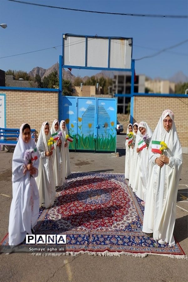 جشن شکوفه‌ها در دبستان تقی زاده نطنز