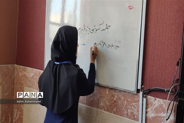 جلسه آموزشی خبر‌نویسی ویژه طرح هر مدرسه یک خبرنگار در شهرستان رباط‌کریم