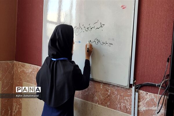 جلسه آموزشی خبر‌نویسی ویژه طرح هر مدرسه یک خبرنگار در شهرستان رباط‌کریم