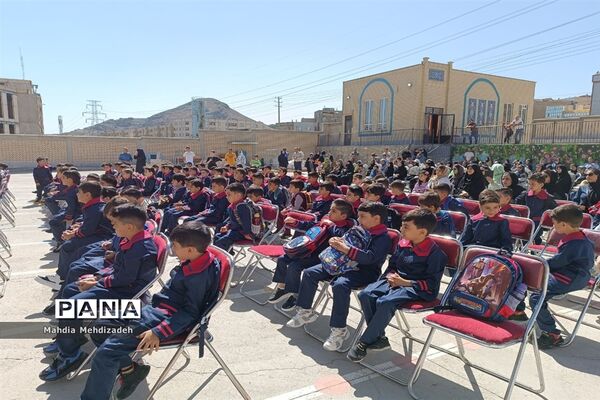 برگزاری جشن شکوفه‌ها در دبستان حاج تقی احدیان ناحیه ۶ مشهد مقدس همزمان با مدارس سراسر کشور