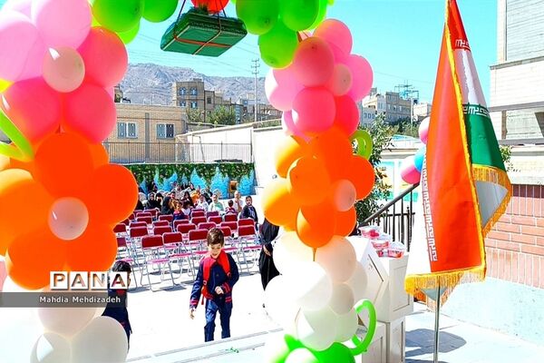 برگزاری جشن شکوفه‌ها در دبستان حاج تقی احدیان ناحیه ۶ مشهد مقدس همزمان با مدارس سراسر کشور