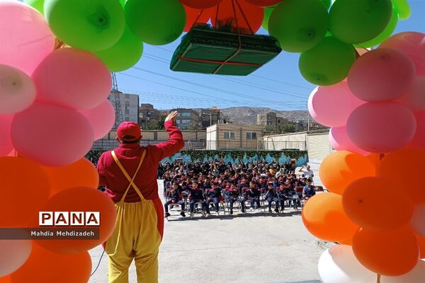 برگزاری جشن شکوفه‌ها در دبستان حاج تقی احدیان ناحیه ۶ مشهد مقدس همزمان با مدارس سراسر کشور