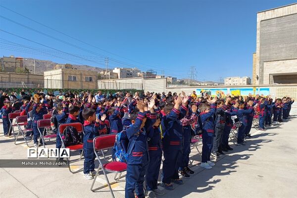 برگزاری جشن شکوفه‌ها در دبستان حاج تقی احدیان ناحیه ۶ مشهد مقدس همزمان با مدارس سراسر کشور