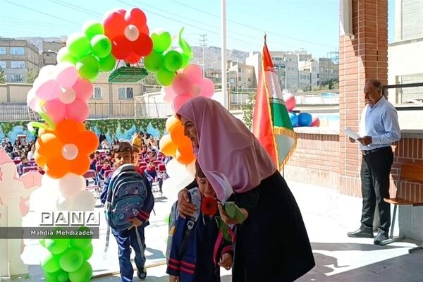 برگزاری جشن شکوفه‌ها در دبستان حاج تقی احدیان ناحیه ۶ مشهد مقدس همزمان با مدارس سراسر کشور