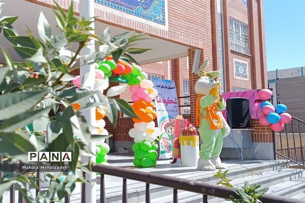 برگزاری جشن شکوفه‌ها در دبستان حاج تقی احدیان ناحیه ۶ مشهد مقدس همزمان با مدارس سراسر کشور