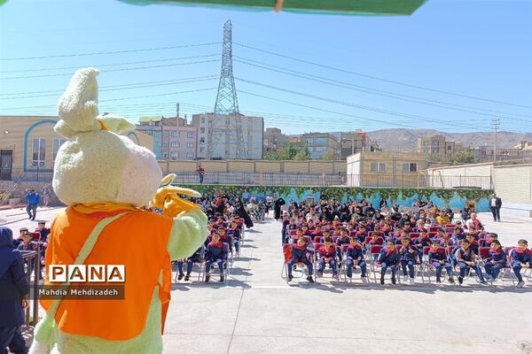 برگزاری جشن شکوفه‌ها در دبستان حاج تقی احدیان ناحیه ۶ مشهد مقدس همزمان با مدارس سراسر کشور