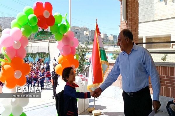 برگزاری جشن شکوفه‌ها در دبستان حاج تقی احدیان ناحیه ۶ مشهد مقدس همزمان با مدارس سراسر کشور