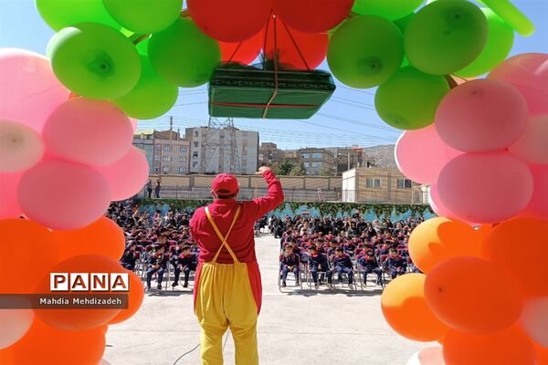 برگزاری جشن شکوفه‌ها در دبستان حاج تقی احدیان ناحیه ۶ مشهد مقدس همزمان با مدارس سراسر کشور