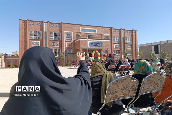 برگزاری جشن شکوفه‌ها در دبستان حاج تقی احدیان ناحیه ۶ مشهد مقدس همزمان با مدارس سراسر کشور