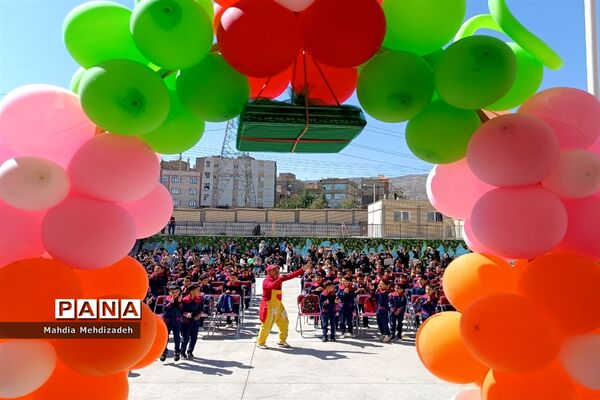 برگزاری جشن شکوفه‌ها در دبستان حاج تقی احدیان ناحیه ۶ مشهد مقدس همزمان با مدارس سراسر کشور