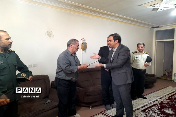 دیدار مسئولان شهری و دانش‌‌‌آموزان ملارد با خانواده شهدا در هفته دفاع مقدس