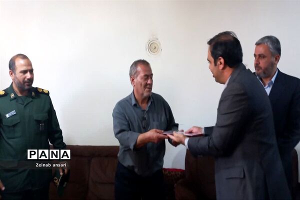 دیدار مسئولان شهری و دانش‌‌‌آموزان ملارد با خانواده شهدا در هفته دفاع مقدس