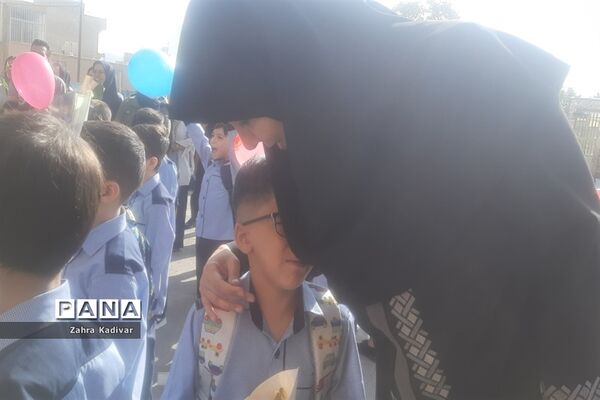 نواختن زنگ شکوفه‌ها در مدرسه شاهد باقرالعلوم آباده