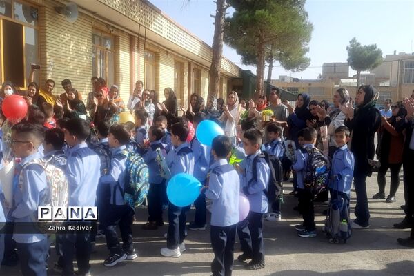 نواختن زنگ شکوفه‌ها در مدرسه شاهد باقرالعلوم آباده