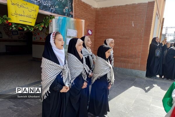 برگزاری جشن شکوفه‌ها دردبستان ریحانه طهوریان