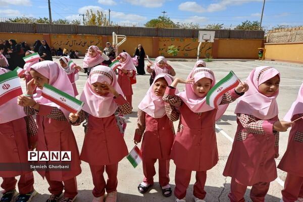 برگزاری جشن شکوفه‌ها دردبستان ریحانه طهوریان