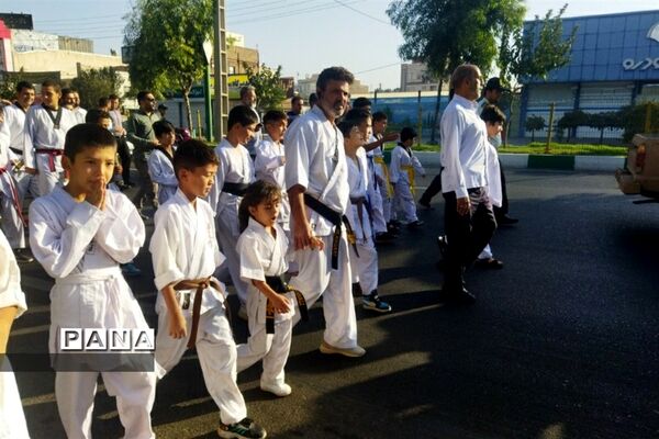 پیاده‌روی خانوادگی به مناسبت هفته دفاع مقدس در شهرستان‌قرچک