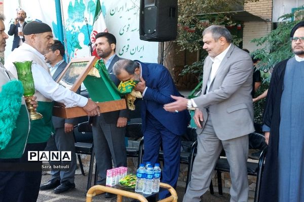 آیین نواختن زنگ مهر در منطقه ۱۸