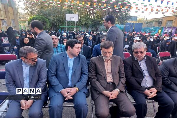 مراسم نواختن زنگ نمادین آغاز سال تحصیلی ۱۴۰۳-۱۴۰۲ در منطقه ۱۵