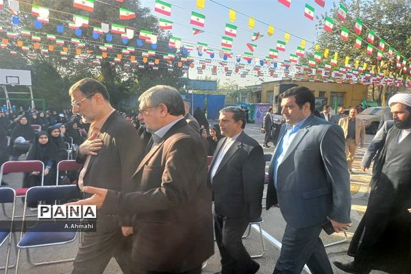 مراسم نواختن زنگ نمادین آغاز سال تحصیلی ۱۴۰۳-۱۴۰۲ در منطقه ۱۵