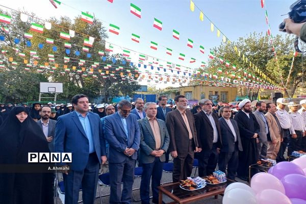 مراسم نواختن زنگ نمادین آغاز سال تحصیلی ۱۴۰۳-۱۴۰۲ در منطقه ۱۵