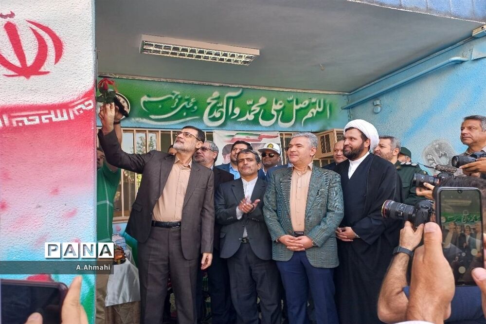 مراسم نواختن زنگ نمادین آغاز سال تحصیلی ۱۴۰۳-۱۴۰۲ در منطقه ۱۵