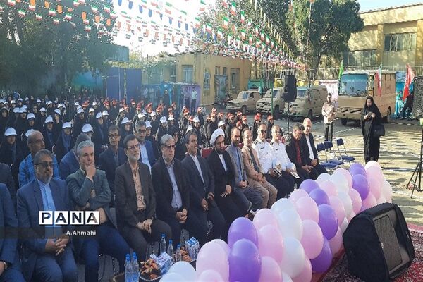 مراسم نواختن زنگ نمادین آغاز سال تحصیلی ۱۴۰۳-۱۴۰۲ در منطقه ۱۵
