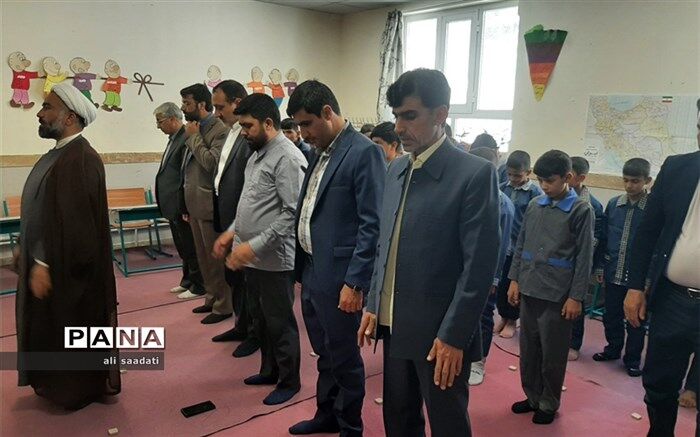 اقامه اولین نماز جماعت مدارس کلات در اولین روز از سال تحصیلی جدید