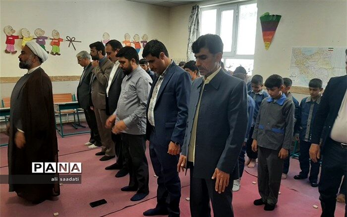 اقامه اولین نماز جماعت مدارس کلات در اولین روز از سال تحصیلی جدید