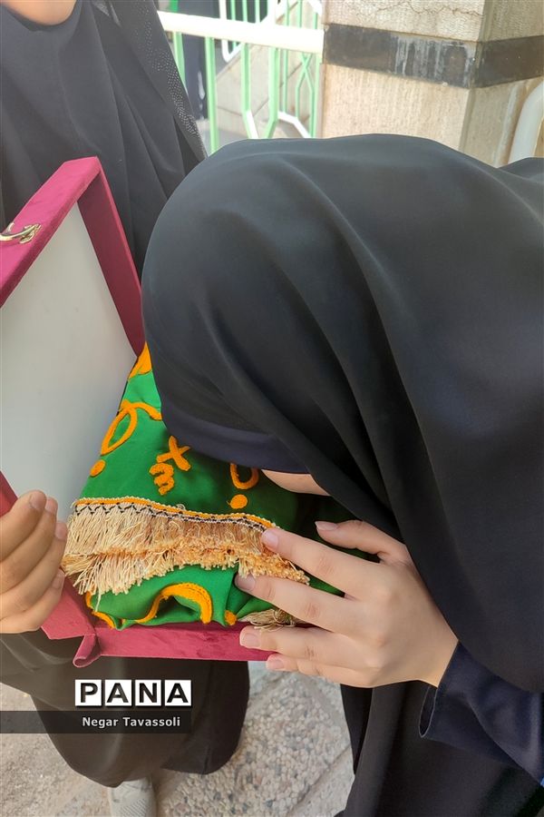 نواختن زنگ مهر در مدرسه شاهد 16 ناحیه چهار شیراز