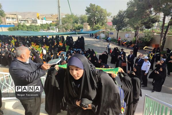 نواختن زنگ مهر در مدرسه شاهد 16 ناحیه چهار شیراز
