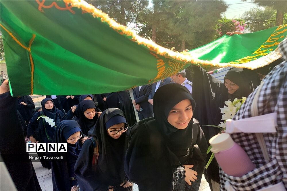 نواختن زنگ مهر در مدرسه شاهد 16 ناحیه چهار شیراز