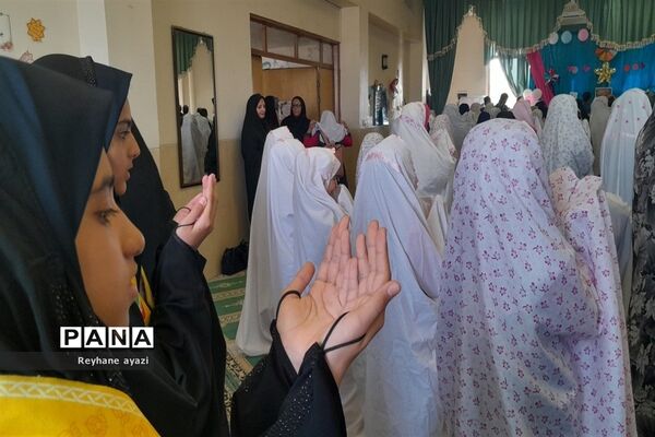 اقامه اولین نماز جماعت در مدرسه ۱۷ شهریور ناحیه ۵ شهر اصفهان
