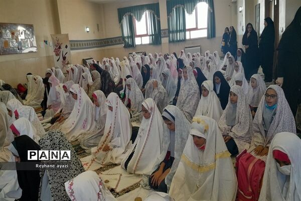 اقامه اولین نماز جماعت در مدرسه ۱۷ شهریور ناحیه ۵ شهر اصفهان