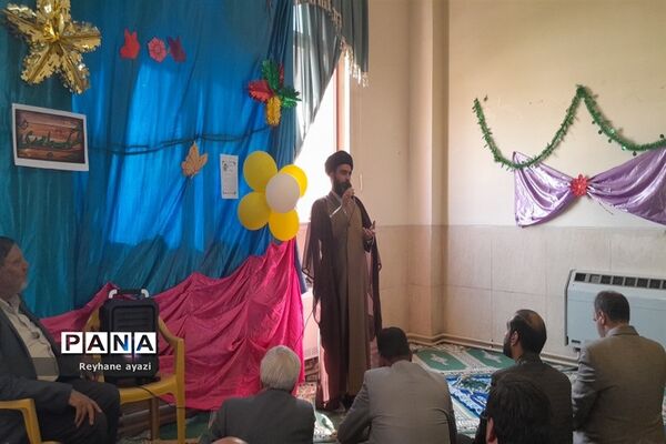 اقامه اولین نماز جماعت در مدرسه ۱۷ شهریور ناحیه ۵ شهر اصفهان