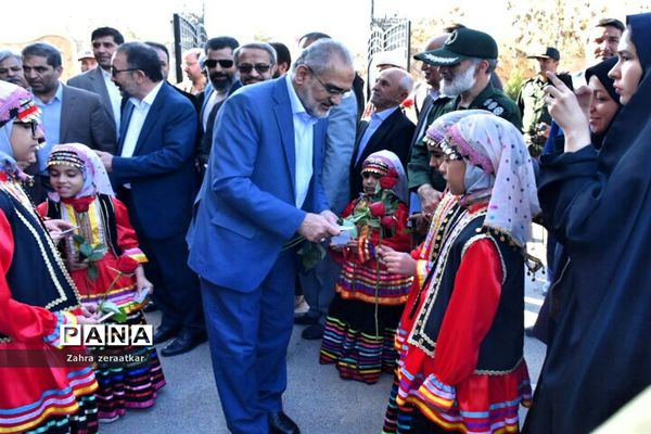 نواخته شدن زنگ آغاز سال تحصیلی در مشهد با حضور معاون رئیس جمهوری در مشهد