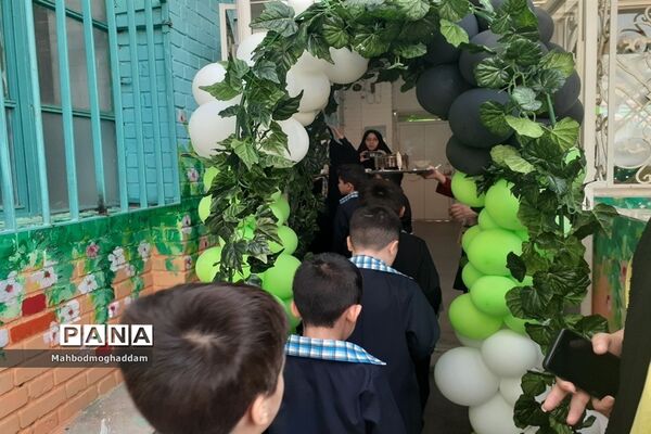جشن آغاز سال تحصیلی جدید در دبستان احمد معینی منطقه ۱۳