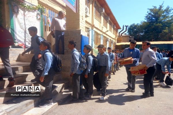زنگ آغاز سال تحصیلی جدید در دبیرستان سلمان پارسی