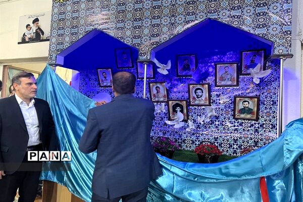 رونمایی از یادواره شهدا در مدرسه شاهد فیروزکوهی