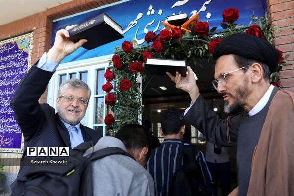 نواختن زنگ آغاز سال تحصیلی جدید توسط شهردار مشهد