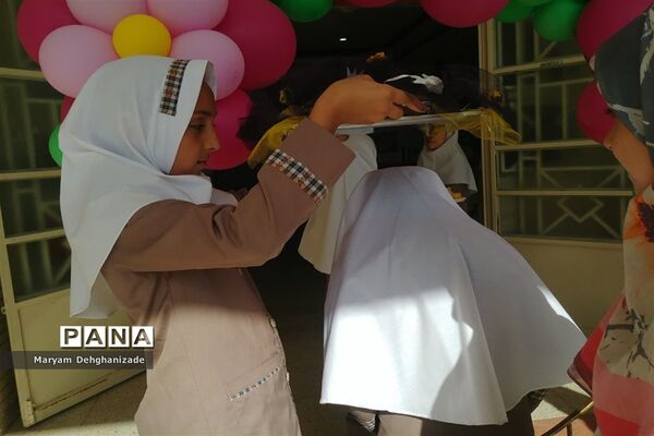 نواخته شدن زنگ مهر و مقاومت در مدرسه شهید حسین زارع زاده شهرستان مهریز