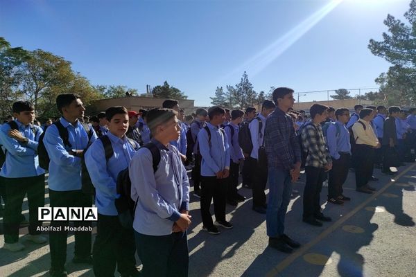 زنگ مهر و ایثار در دبیرستان نمونه آیت‌الله خامنه‌ای کاشمر