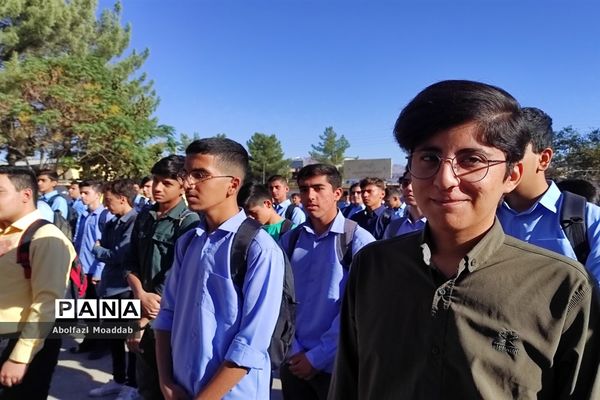 زنگ مهر و ایثار در دبیرستان نمونه آیت‌الله خامنه‌ای کاشمر