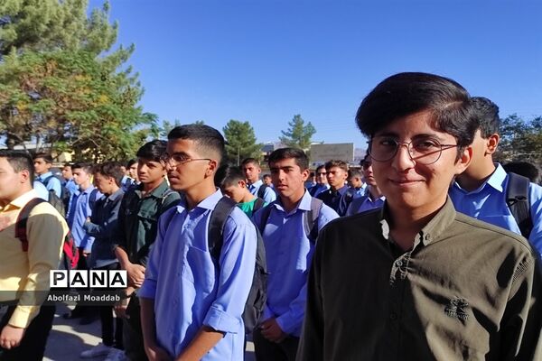 زنگ مهر و ایثار در دبیرستان نمونه آیت‌الله خامنه‌ای کاشمر