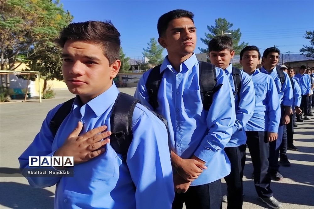 زنگ مهر و ایثار در دبیرستان نمونه آیت‌الله خامنه‌ای کاشمر