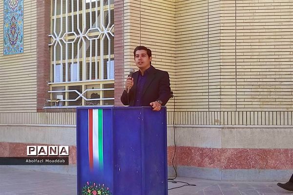 زنگ مهر و ایثار در دبیرستان نمونه آیت‌الله خامنه‌ای کاشمر